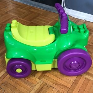 A cocodrilos toy car